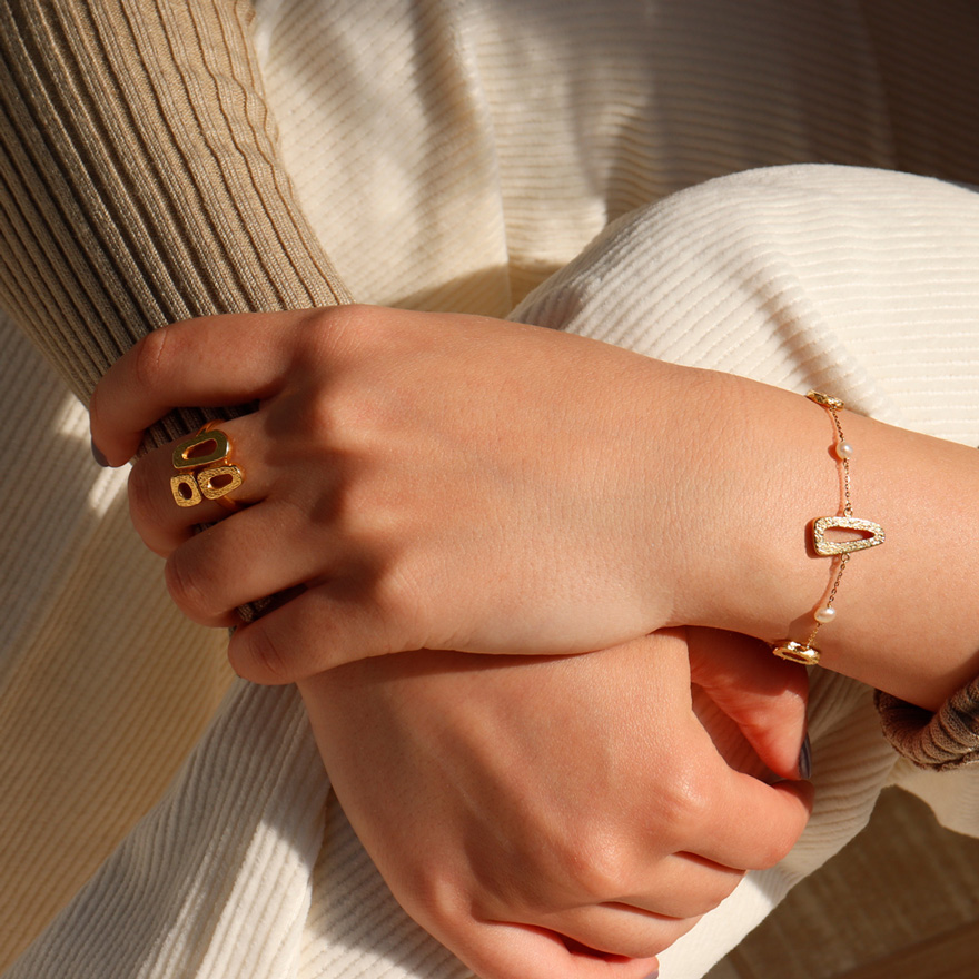 Ahjar Bracelet with Pearls in 18K Brushed Gold